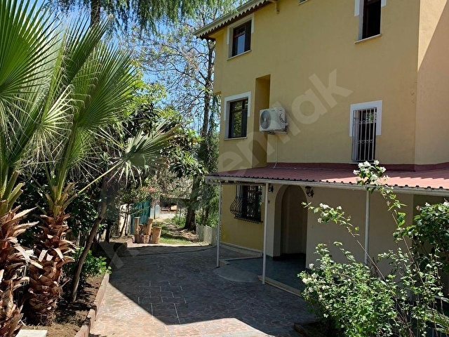 KİREÇHANE BAHÇEŞEHİR KOLEJİ KARŞISI 1980M2 ARSA 4 KATLI BİNA