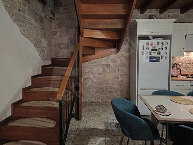 AYVALIK MERKEZDE 2 KATLI, AVLULU, ŞÖMİNELİ TAŞ RUM EVİ - Görsel 10
