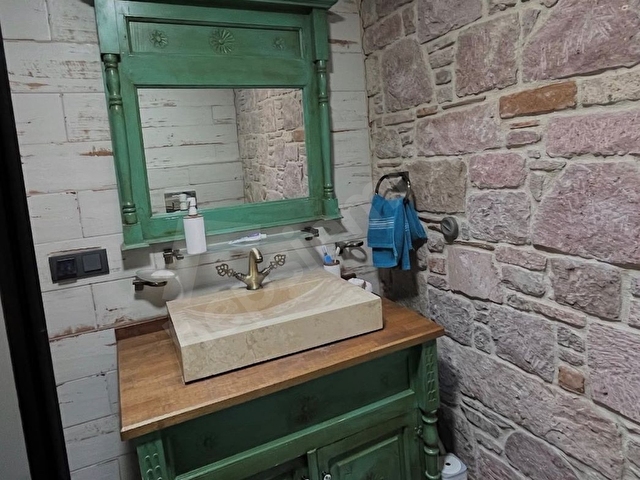 AYVALIK MERKEZDE 2 KATLI, AVLULU, ŞÖMİNELİ TAŞ RUM EVİ - Görsel 15