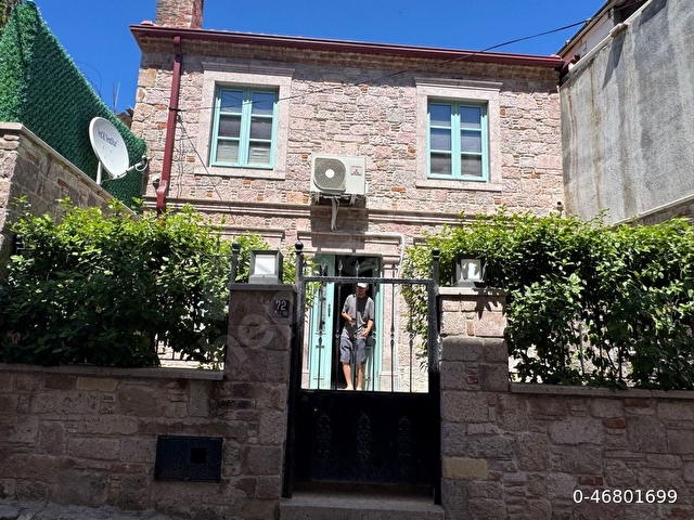 AYVALIK MERKEZDE 2 KATLI, AVLULU, ŞÖMİNELİ TAŞ RUM EVİ