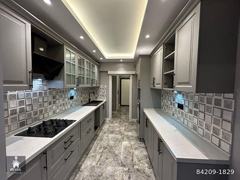 Kadiköy bostanci'da 2000 yapi̇mli̇ 4+1 arakat yapili boş dai̇re ceyda'dan