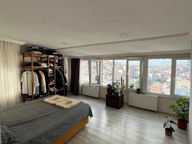 Telsi̇zler mahallesi̇nde geni̇ş satilik dai̇re