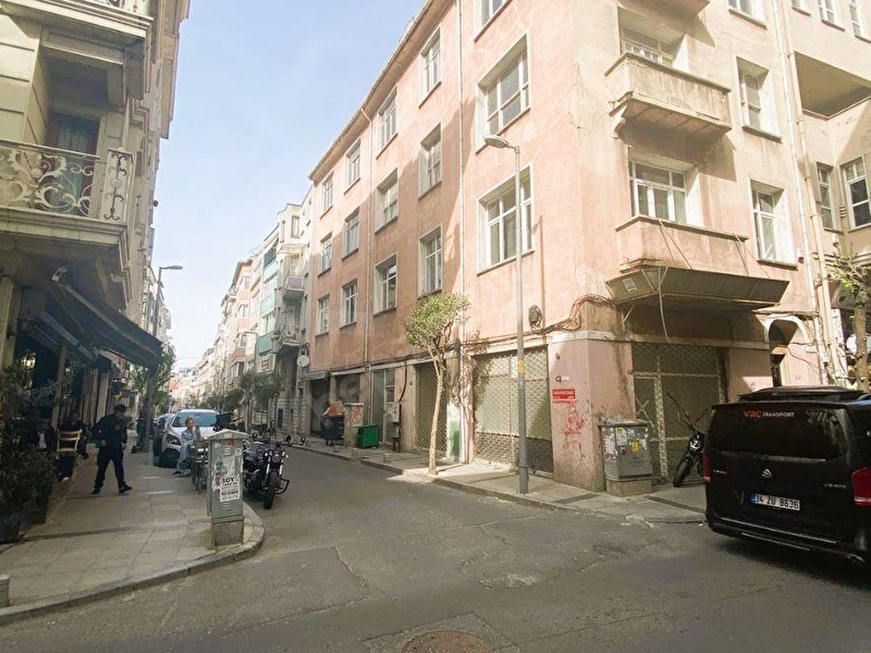 Şişli Merkezde Satılık 1+1 65 M2 Yeni Binada Yarı Zemin Daire