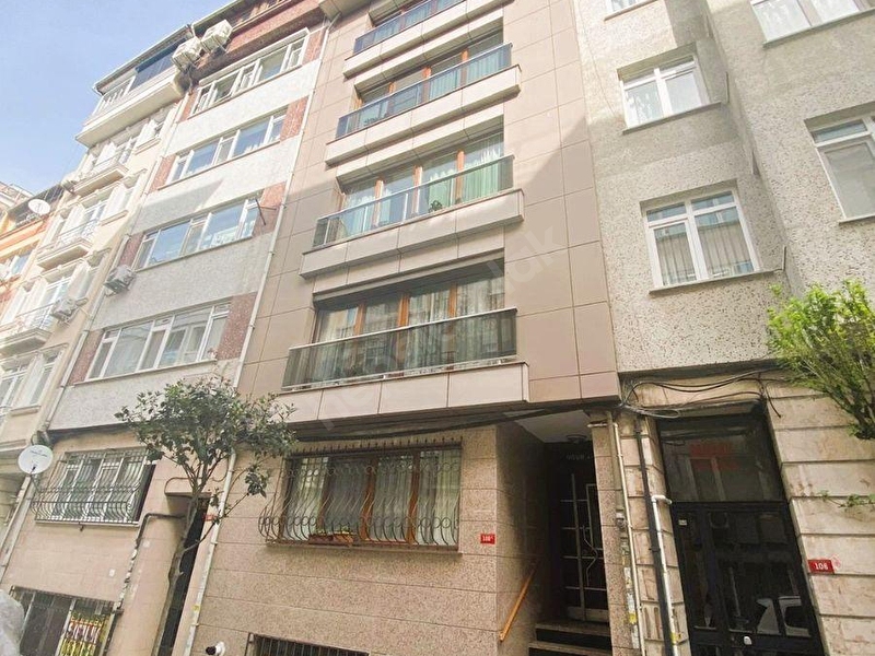 Şişli Merkezde Satılık 1+1 65 M2 Yeni Binada Yarı Zemin Daire