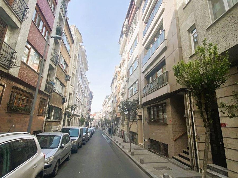Şişli Merkezde Satılık 1+1 65 M2 Yeni Binada Yarı Zemin Daire