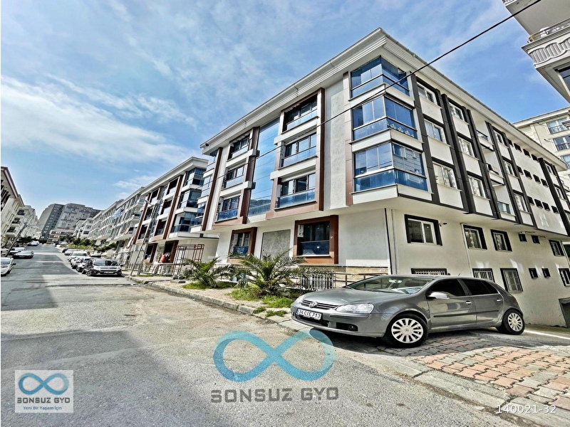 İki̇ bloklu si̇tede metrobüse 8dk yürüme mesafesi̇nde lüx 2+1 dai̇re