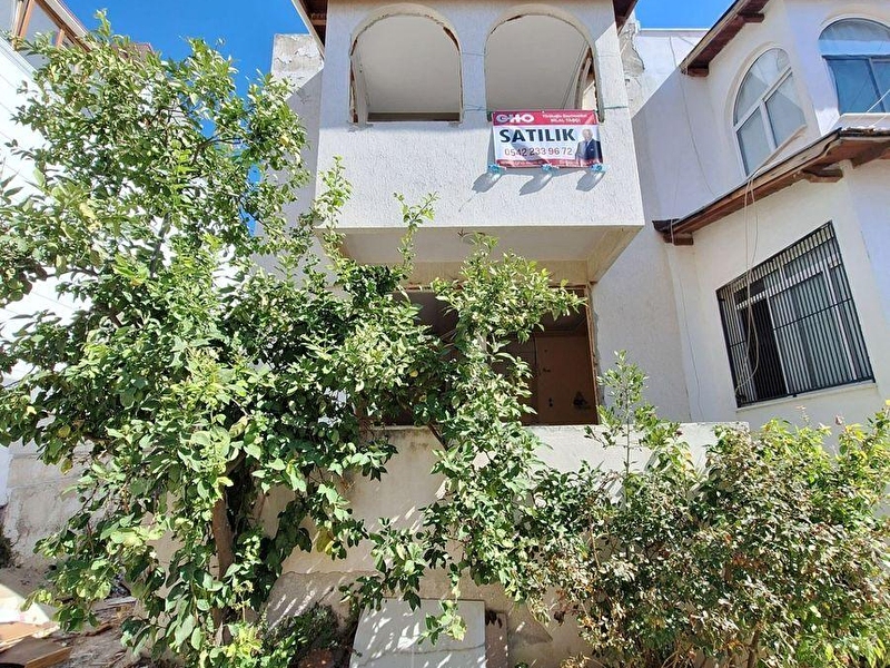 Kuşadasının merkezinde fırsat fiyatlı büyük villa