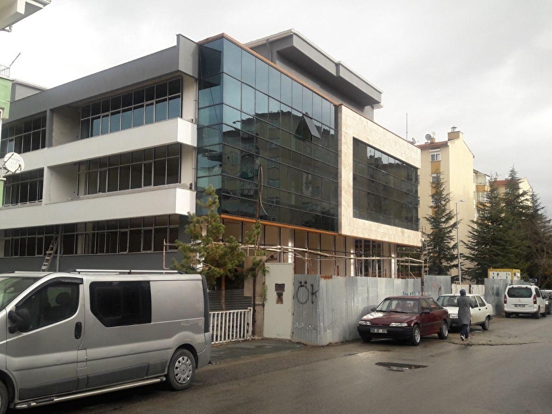 Balgat merkez'de 6.500 m2 komple satilik bi̇na