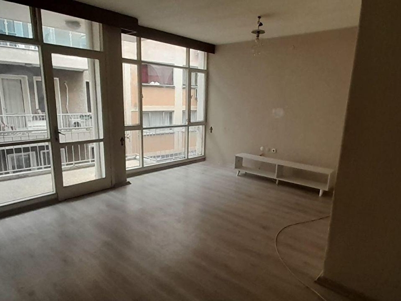 Karşıyaka alaybey'de hareketli noktada i̇zbana 50 mt 3+1 zemin üstü 2.kat 150 m2 klasik temiz daire