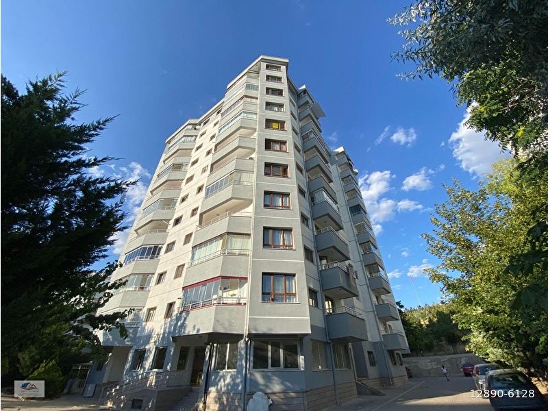 Ahi̇ mesutta park ve okulyani si̇te i̇çi̇  arakat 3+1 satilik dai̇re
