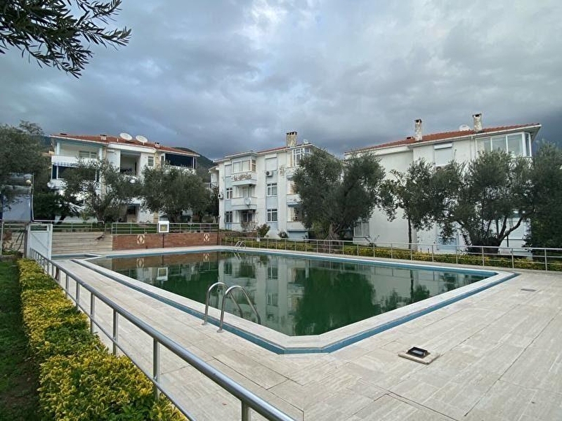 Çaprak gayri̇menkulden altinoluk merkezde uygun fi̇yatli 2+1 havuzlu yüksek gi̇ri̇ş dai̇re