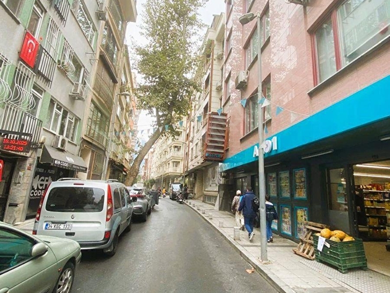 Şişli Merkezde 245 M2 Asansörlü Yangın Merdivenli İşyeri Ofis