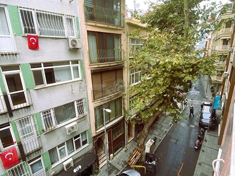 Şişli Merkezde 245 M2 Asansörlü Yangın Merdivenli İşyeri Ofis