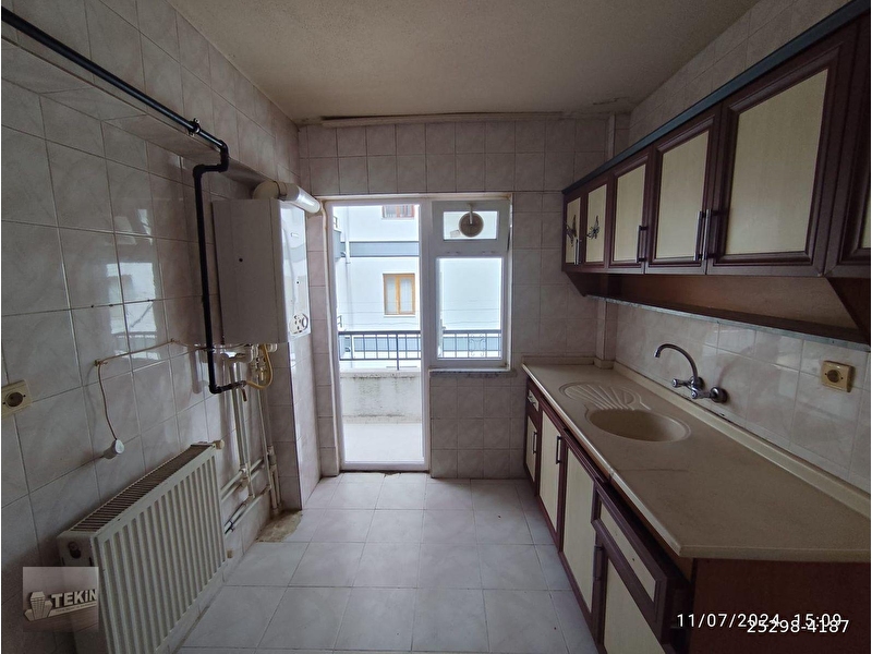 Teki̇n emlak'tan y.emre mah cadde üzeri̇ 3.kat 3+1 yapili dai̇re