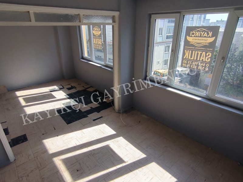 Kayikçi gayri̇menkul'den 17 eylül mah. kapali pazara ve çarşiya yakin 2+1 arakat satilik dai̇re