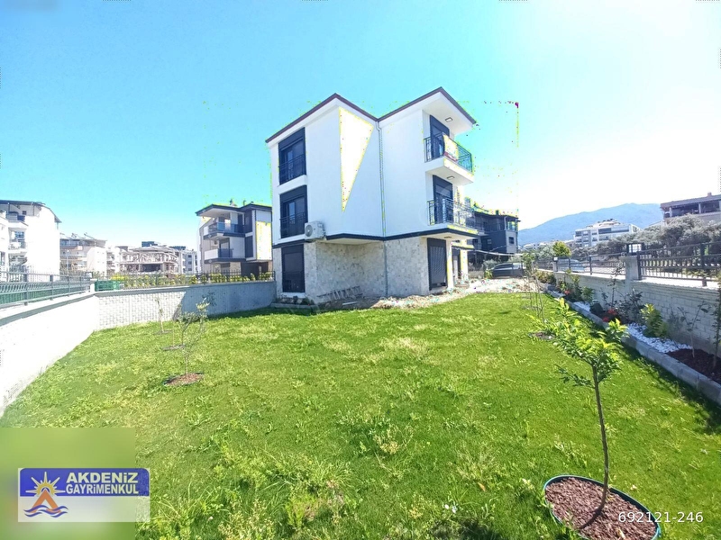 Akdeni̇zden kuşadası davutlarda 410m² arsa i̇çerisinde 6+2 triplex