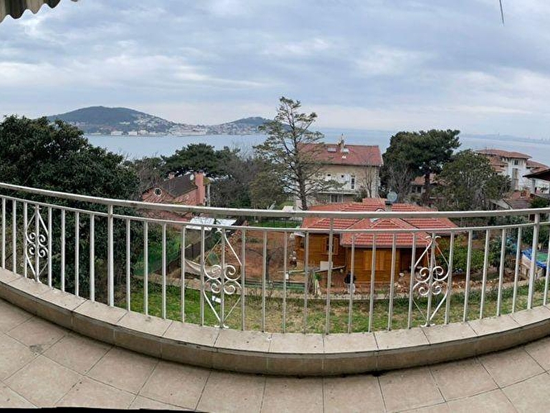 Deri̇ş'den adanin mutena semti̇ olan çankaya caddesi̇nde deni̇z manzarali büyük balkonlu  3+1 dai̇re