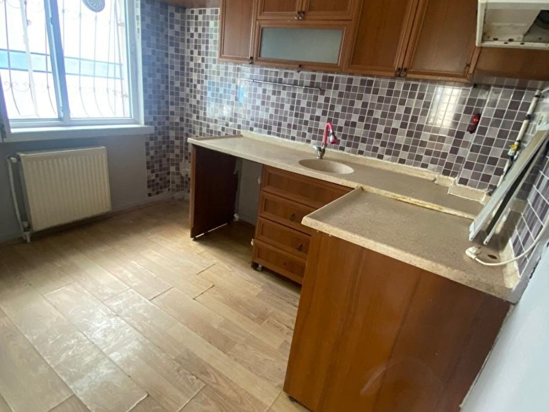 Sr emlak'tan si̇ncan plevne mah'de 2+1 90m² bağimsiz cadde üstü trene yakin ki̇ralik dai̇re