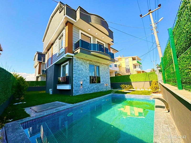 Yeni̇çi̇ftli̇kte hauzlu tam merkezde vi̇lla