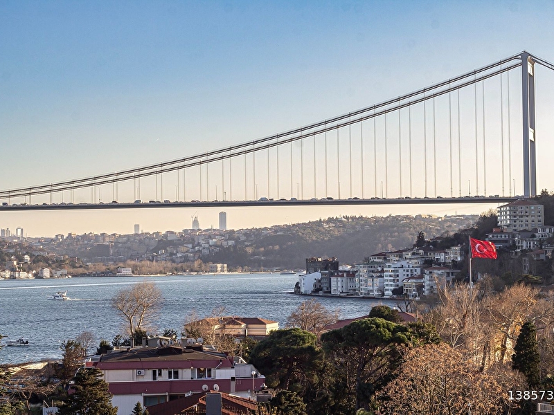 Emirgan'da boğaz manzaralı, komple yenilenmiş daire..