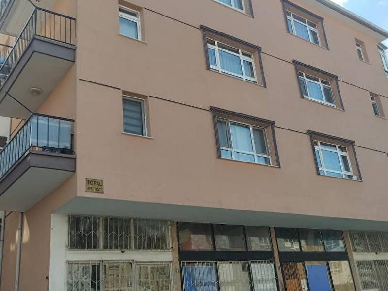 Sahi̇bi̇nden eti̇mesgut merkezi̇ konumda satilik dai̇re
