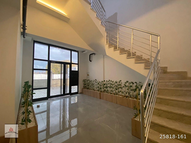 Ki̇ralik 2+1 sifir  dai̇re terasli caddeye cephe