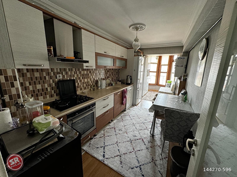 Sr emlak'tan i̇stasyon mah'de 3+1 115m² ara katta e.banyolu masrafsiz cadde üstü satilik dai̇re