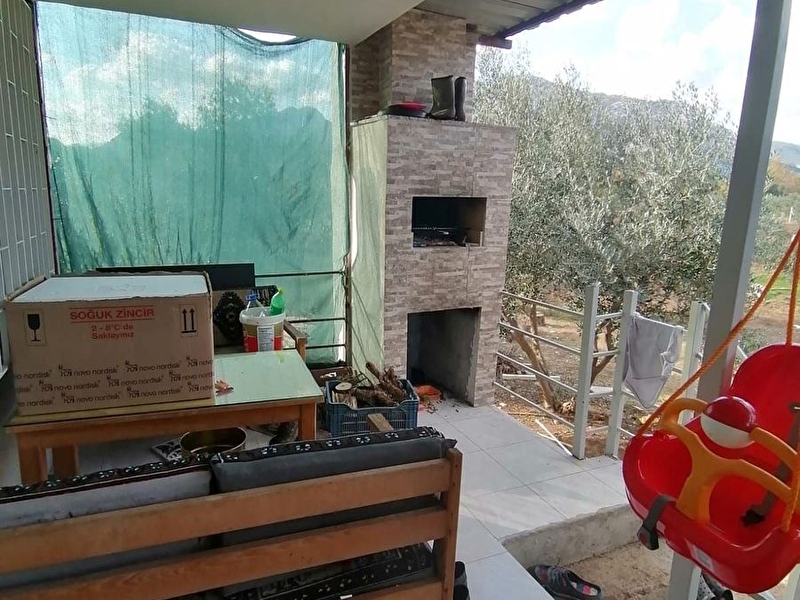 Antalya döşemealti karaveli̇lerde i̇çeri̇si̇nde ev olan satilik tarla