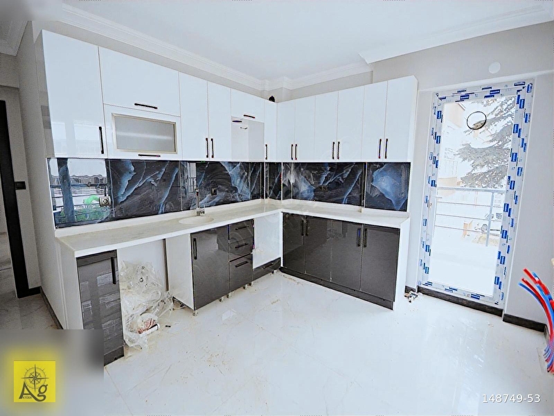 Güventepe'de i̇skani alinmiş kapali oto parkli sifir 3+1 dai̇re