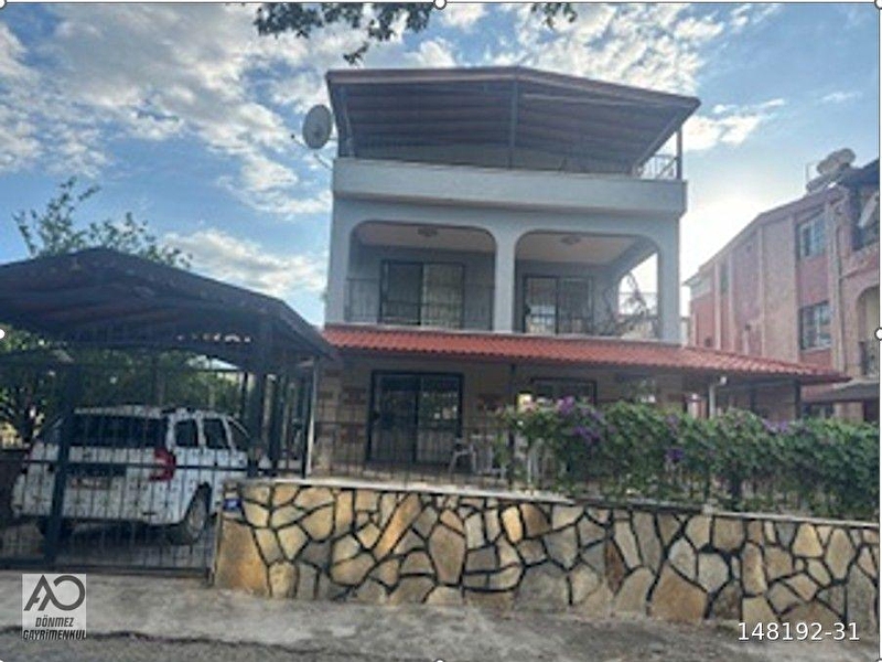 Kuşadası güzelçamlı'da denize 400 metre mesafede satılık tripleks villa