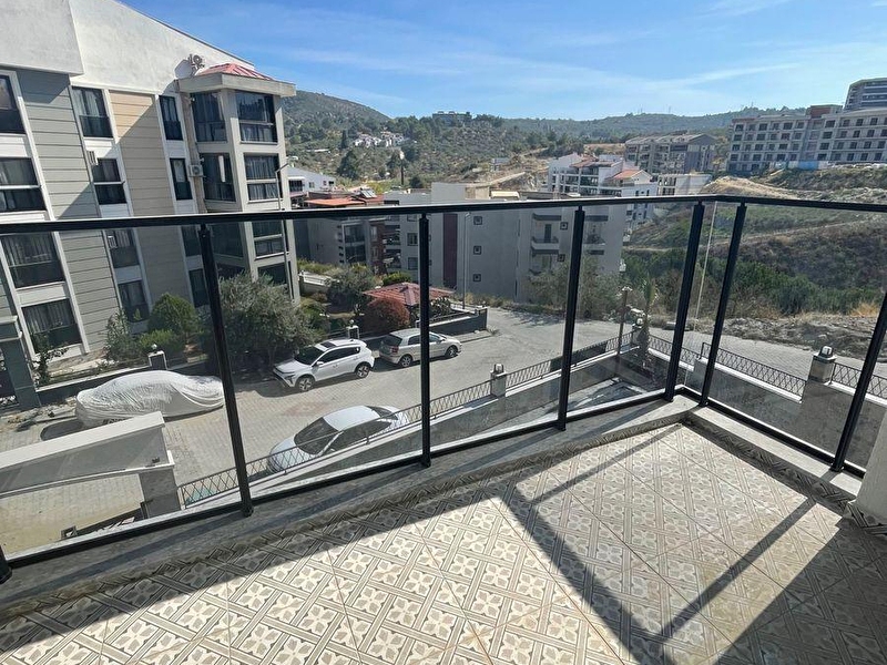 Kuşadasi ege mahallesi̇nde 2+1 sifir dai̇re