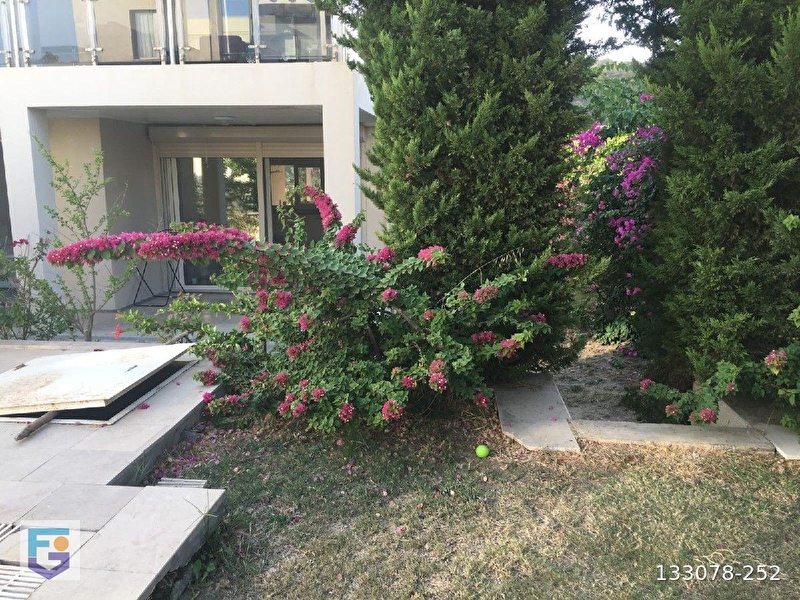 Gümüşlükte satilik bahçe kati dai̇re.