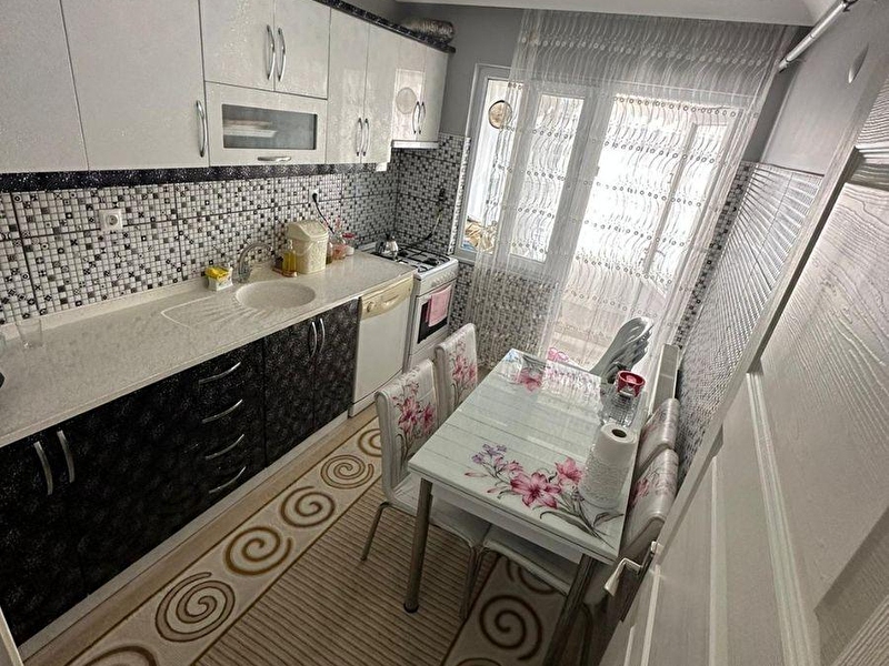 Bandirma 100 yil mahallesi̇nde 2+1 temi̇z masarafsiz satilik arakat dai̇re