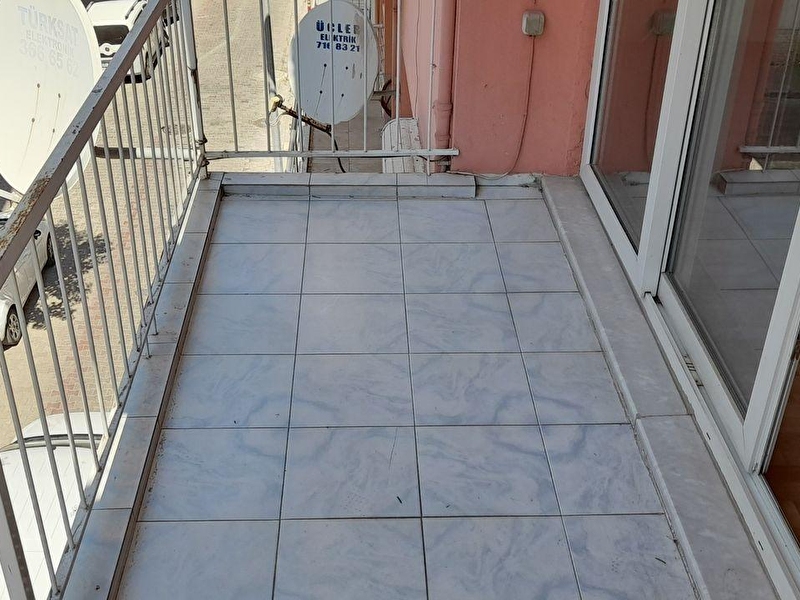 Ara kat doğalgazli çi̇ft cepheli aydinlik ki̇rlalik dai̇re