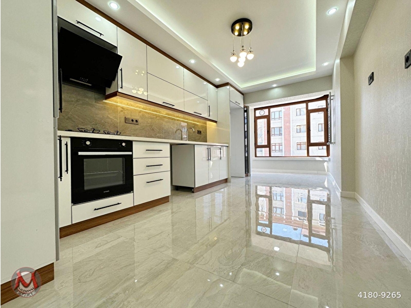 Kabi̇l cadde üzeri̇ 3+1 140 m2 e.banyolu ön cephe sifir lüks yapili geni̇ş cam balkonlu asansörlü *