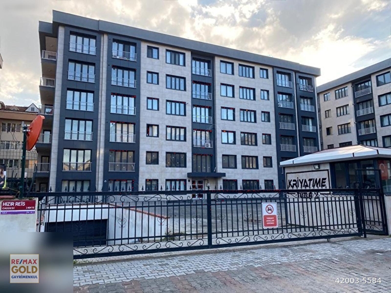 Tuzla'da site i̇çerisinde büyük 3+1 satılık daire
