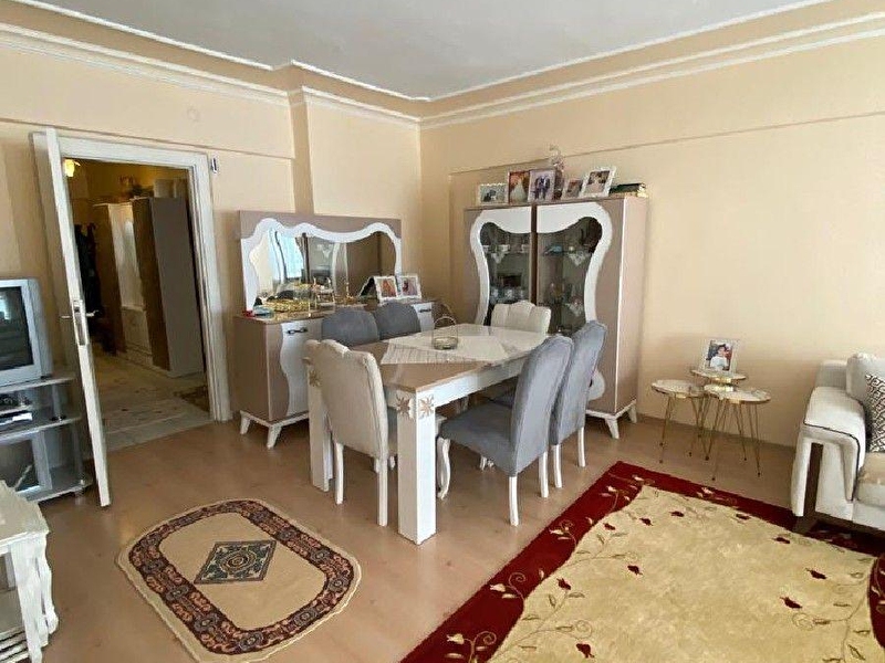 Ankara  3 oda 1;salon ki̇lerli̇ yapi̇li̇  hastane metro yani̇ dolmus duraklari̇ yani̇ bankalar ptt