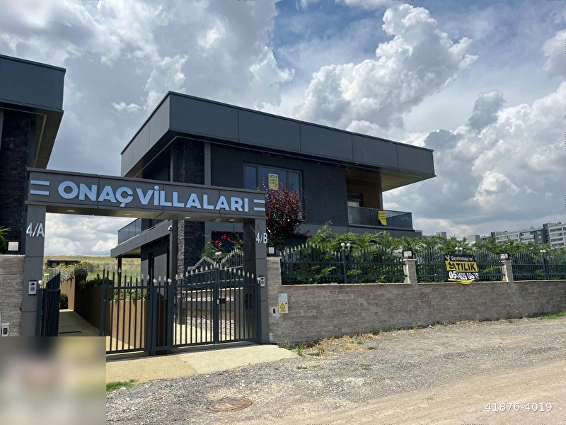 Yeni̇ bağlica bağimsiz 520 m2. arsa 400 m2. kullanim 8+1 vi̇lla