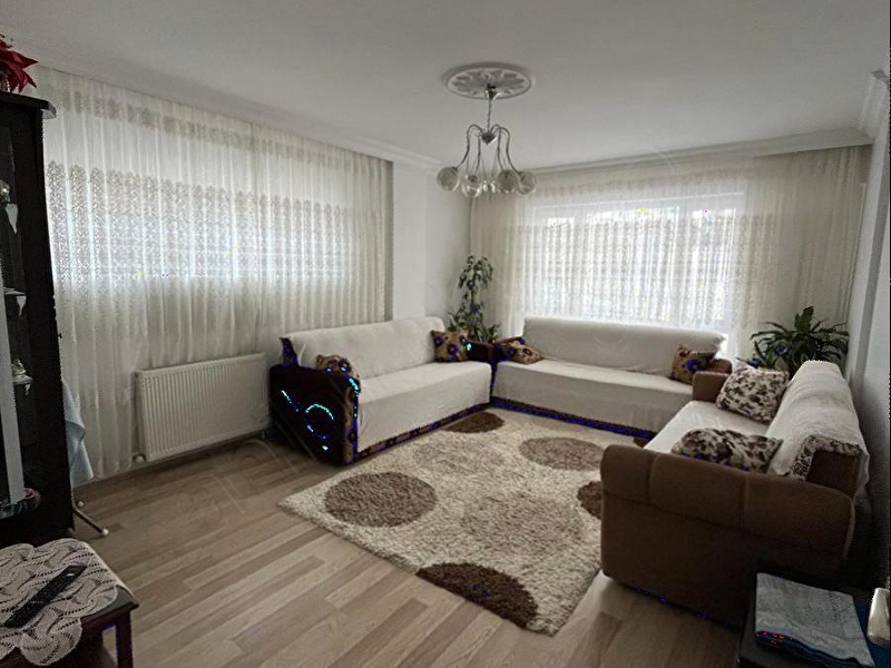 Beşi̇kkaya pazar pazarin yani başinda satilik ki̇lerli̇ balkonlu
