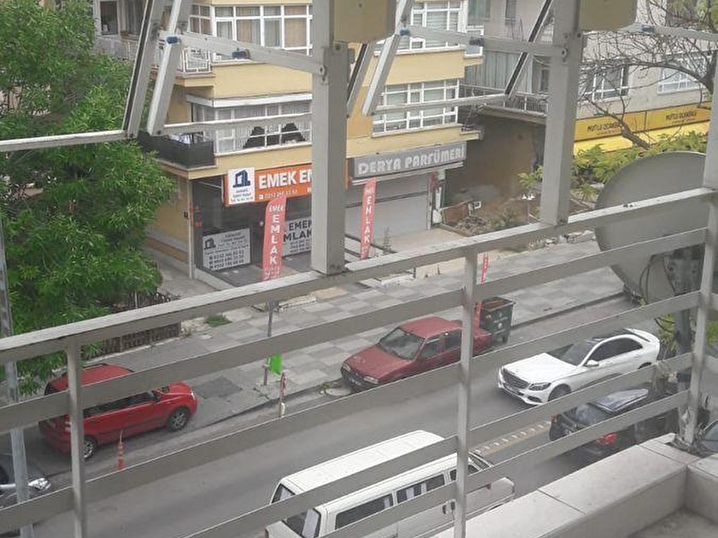 Emek mahallesi 4. cadde üzeri ön cephe asansörlü 4.katta yapılı 3+1