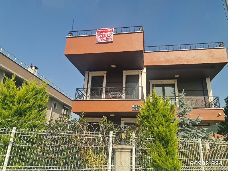 Garmi̇nden çinarcik karpuzdere villalar bölgesi̇nde lüks eşyali özel yapim 4+1triplex vi̇lla satiliktir