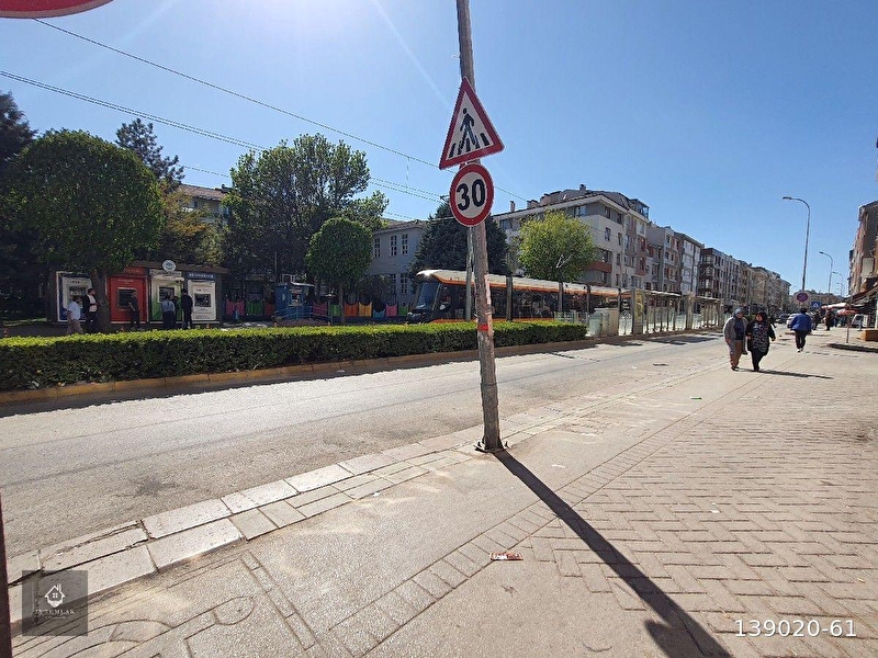 İyt emlak'tan emek mah. ertaş cad. mükemmel konumda 1+1 60 m² ayri mutfakli dai̇re