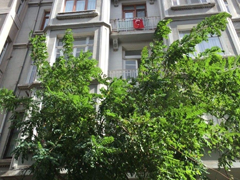 Ci̇hangi̇r oba sokakta 85 m2 masrafsiz dai̇re