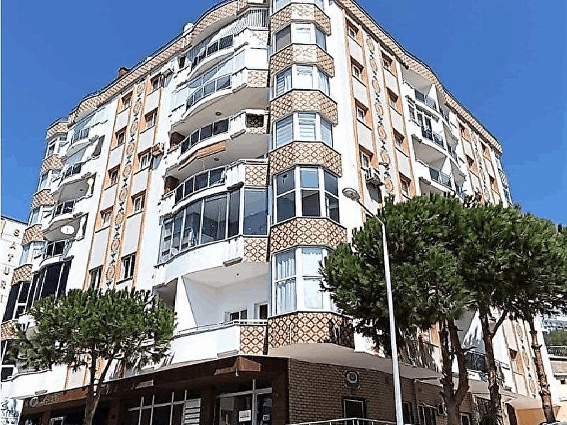 Kuşadasi merkezde, deni̇ze 750m mesafede, tamami yeni̇lenmi̇ş geni̇ş 2+1 dai̇re !