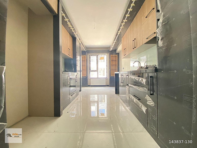 Yeşi̇lova'da si̇te i̇çersi̇nde 3+1 lüx dai̇re