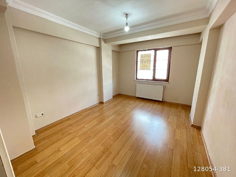 Üstün emlaktan k.çekmece yeşi̇lova mah satilik dai̇re 2+1 ön cephe balkonlu  k. uygun