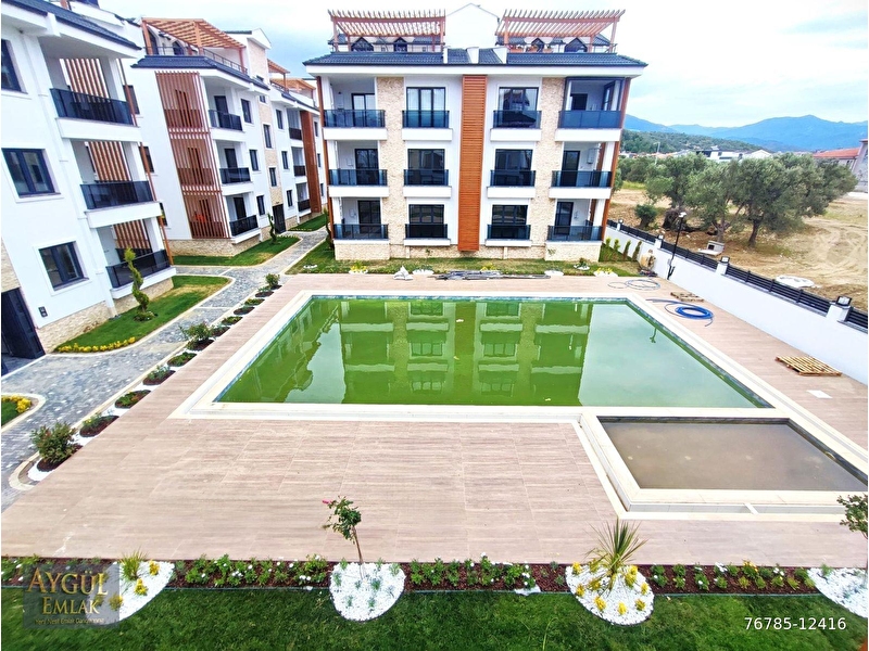 Aygül'den akçay'da havuzlu ultra lüks si̇tede sifir şik di̇zayn yüksek kredi̇ye uygun 2+1 satilik dai̇re