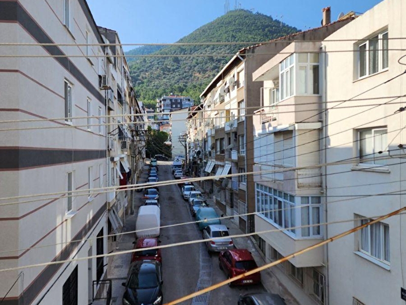 Balçova onur mahallesinde 2+1 85 m2 jeotermalli ara kat i̇çi yapılı temiz ferah satılık daire