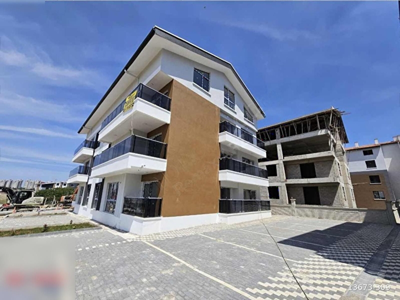 İncek'de kapali mutfakli yüksek tavanli 2+1 dai̇re