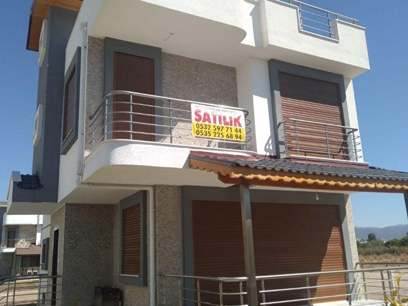 Doluyurtlar emlaktan  satlik  3 yillik 4+1 ön cepeli̇  muhteşem  vi̇lla  deni̇ze  700 mtre mesafe